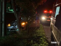 Condutora é socorrida pelo Siate após colidir veículo contra uma arvore no Bairro Três Lagoas