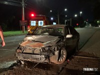 Bombeiros resgatam duas vítimas após capotamento de veículo na Av. Tancredo Neves