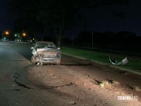 Bombeiros resgatam duas vítimas após capotamento de veículo na Av. Tancredo Neves