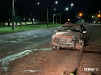 Bombeiros resgatam duas vítimas após capotamento de veículo na Av. Tancredo Neves