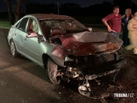 Bombeiros resgatam duas vítimas após capotamento de veículo na Av. Tancredo Neves