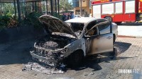 Bombeiros intervém em incêndio a veículo no centro de Foz do Iguaçu