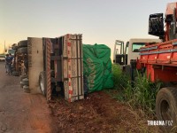 Siate socorre caminhoneiro que tombou carreta carregada com papel na Av. Perimetral Leste