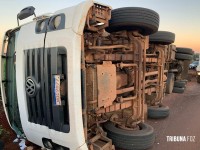 Siate socorre caminhoneiro que tombou carreta carregada com papel na Av. Perimetral Leste