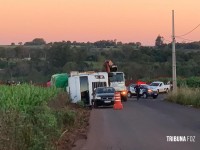 Siate socorre caminhoneiro que tombou carreta carregada com papel na Av. Perimetral Leste