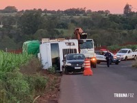 Siate socorre caminhoneiro que tombou carreta carregada com papel na Av. Perimetral Leste