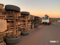 Siate socorre caminhoneiro que tombou carreta carregada com papel na Av. Perimetral Leste