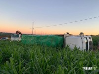 Siate socorre caminhoneiro que tombou carreta carregada com papel na Av. Perimetral Leste