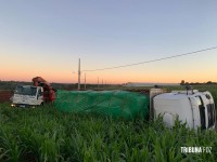 Siate socorre caminhoneiro que tombou carreta carregada com papel na Av. Perimetral Leste