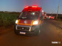 Siate socorre caminhoneiro que tombou carreta carregada com papel na Av. Perimetral Leste