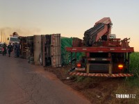 Siate socorre caminhoneiro que tombou carreta carregada com papel na Av. Perimetral Leste