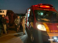 Siate socorre caminhoneiro que tombou carreta carregada com papel na Av. Perimetral Leste