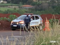 Siate socorre caminhoneiro que tombou carreta carregada com papel na Av. Perimetral Leste