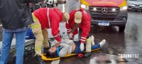 Motociclista é socorrida pelo Siate após queda no centro de Foz do Iguaçu