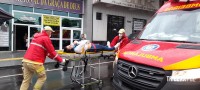 Motociclista é socorrida pelo Siate após queda no centro de Foz do Iguaçu