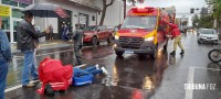 Motociclista é socorrida pelo Siate após queda no centro de Foz do Iguaçu