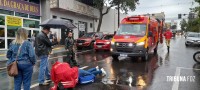 Motociclista é socorrida pelo Siate após queda no centro de Foz do Iguaçu