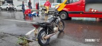 Motociclista é socorrida pelo Siate após queda no centro de Foz do Iguaçu