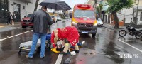 Motociclista é socorrida pelo Siate após queda no centro de Foz do Iguaçu