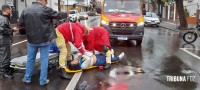 Motociclista é socorrida pelo Siate após queda no centro de Foz do Iguaçu