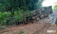 Caminhão tomba em ponte de madeira na cidade de Medianeira