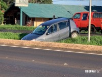 Veiculo sai da pista para não atropelar cachorro e cai na canaleta central da BR-277
