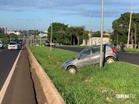 Veiculo sai da pista para não atropelar cachorro e cai na canaleta central da BR-277