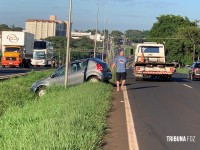 Veiculo sai da pista para não atropelar cachorro e cai na canaleta central da BR-277