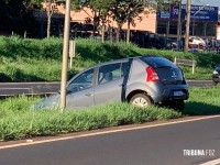 Veiculo sai da pista para não atropelar cachorro e cai na canaleta central da BR-277