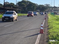 Veiculo sai da pista para não atropelar cachorro e cai na canaleta central da BR-277