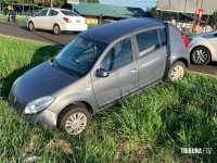 Veiculo sai da pista para não atropelar cachorro e cai na canaleta central da BR-277