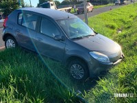 Veiculo sai da pista para não atropelar cachorro e cai na canaleta central da BR-277