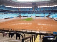 Gramado da Arena do Grêmio inunda após cheias em Porto Alegre