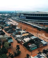 Gramado da Arena do Grêmio inunda após cheias em Porto Alegre