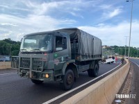 Veiculo capota em cima do viaduto da BR-277 com Av. Costa e Silva