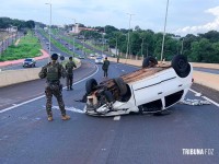 Veiculo capota em cima do viaduto da BR-277 com Av. Costa e Silva