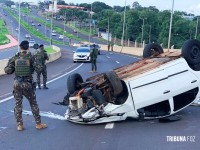 Veiculo capota em cima do viaduto da BR-277 com Av. Costa e Silva