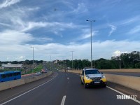 Veiculo capota em cima do viaduto da BR-277 com Av. Costa e Silva