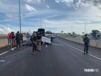 Veiculo capota em cima do viaduto da BR-277 com Av. Costa e Silva