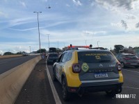 Veiculo capota em cima do viaduto da BR-277 com Av. Costa e Silva