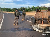 Veiculo capota em cima do viaduto da BR-277 com Av. Costa e Silva