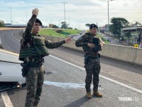 Veiculo capota em cima do viaduto da BR-277 com Av. Costa e Silva