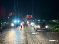 Motociclista colide contra carreta na BR-277 próximo ao CTG Charrua