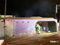 Bombeiros intervém em incêndio a residência criminoso no Três Lagoas