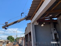 PM é acionado após caminhão derrubar poste e danificar padrões de luz no Bairro Portal da Foz