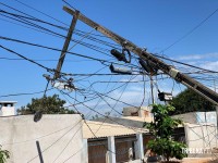 PM é acionado após caminhão derrubar poste e danificar padrões de luz no Bairro Portal da Foz