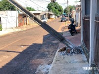 PM é acionado após caminhão derrubar poste e danificar padrões de luz no Bairro Portal da Foz