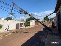 PM é acionado após caminhão derrubar poste e danificar padrões de luz no Bairro Portal da Foz