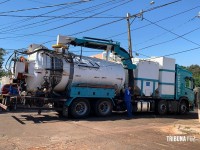 PM é acionado após caminhão derrubar poste e danificar padrões de luz no Bairro Portal da Foz