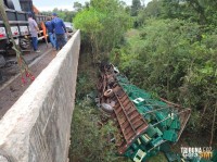 Caminhão cai de ponte e uma pessoa fica ferida em Marechal Cândido Rondon